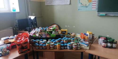 dary żywnościowe na stolikach