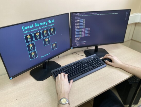 Programowanie aplikacji - obraz z 2 monitorów