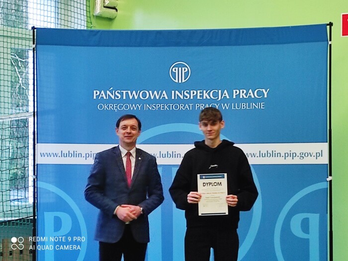 Rafał Nowakowski uczeń klasy 5Z wraz z Inspektorem PIP, zdjęcie wykadrowane poziomo