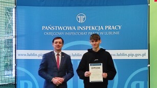 Rafał Nowakowski uczeń klasy 5Z wraz z Inspektorem PIP, zdjęcie wykadrowane poziomo